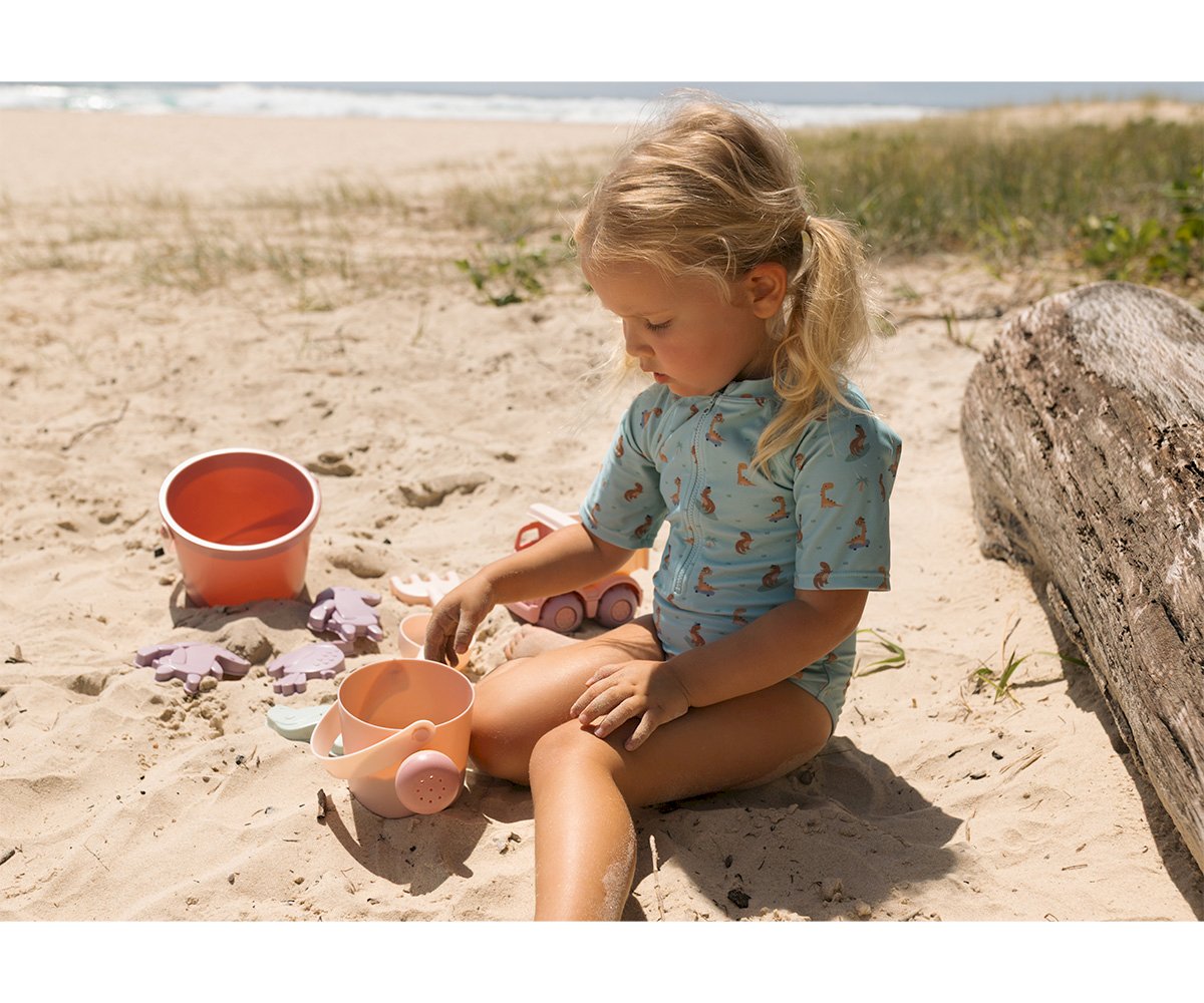 Set de Jouets Pearl Beach de Monnëka avec seau, pelle, camion et accessoires de sable pour enfants dès 6 mois.