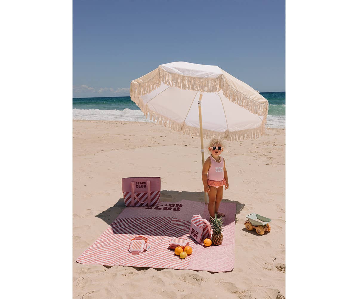 Couverture Pique-Nique Stripes Bloom & Blush Monnëka imperméable et anti-sable avec sangle de transport pour plage et pique-nique.