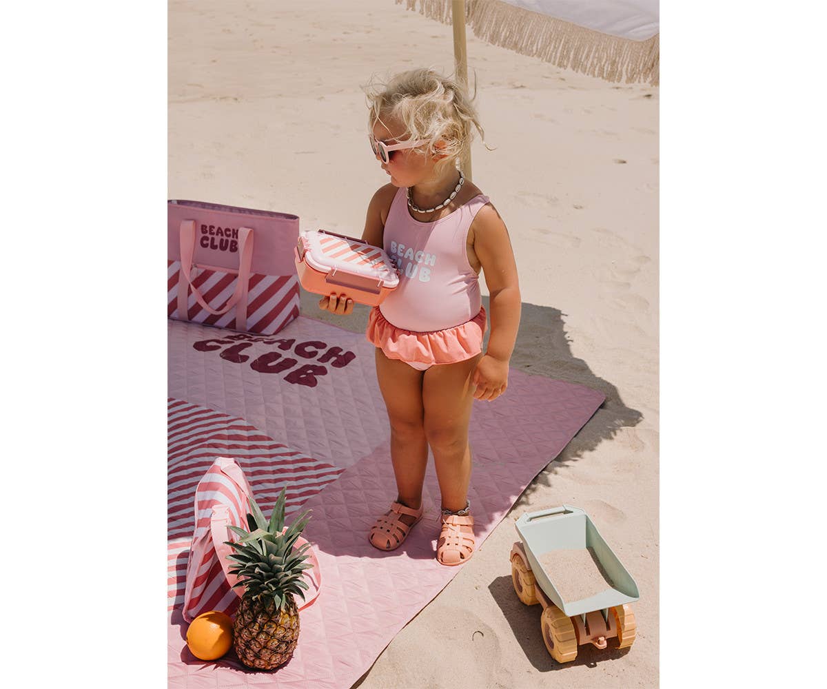 Couverture Pique-Nique Stripes Bloom & Blush Monnëka imperméable et anti-sable avec sangle de transport pour plage et pique-nique.