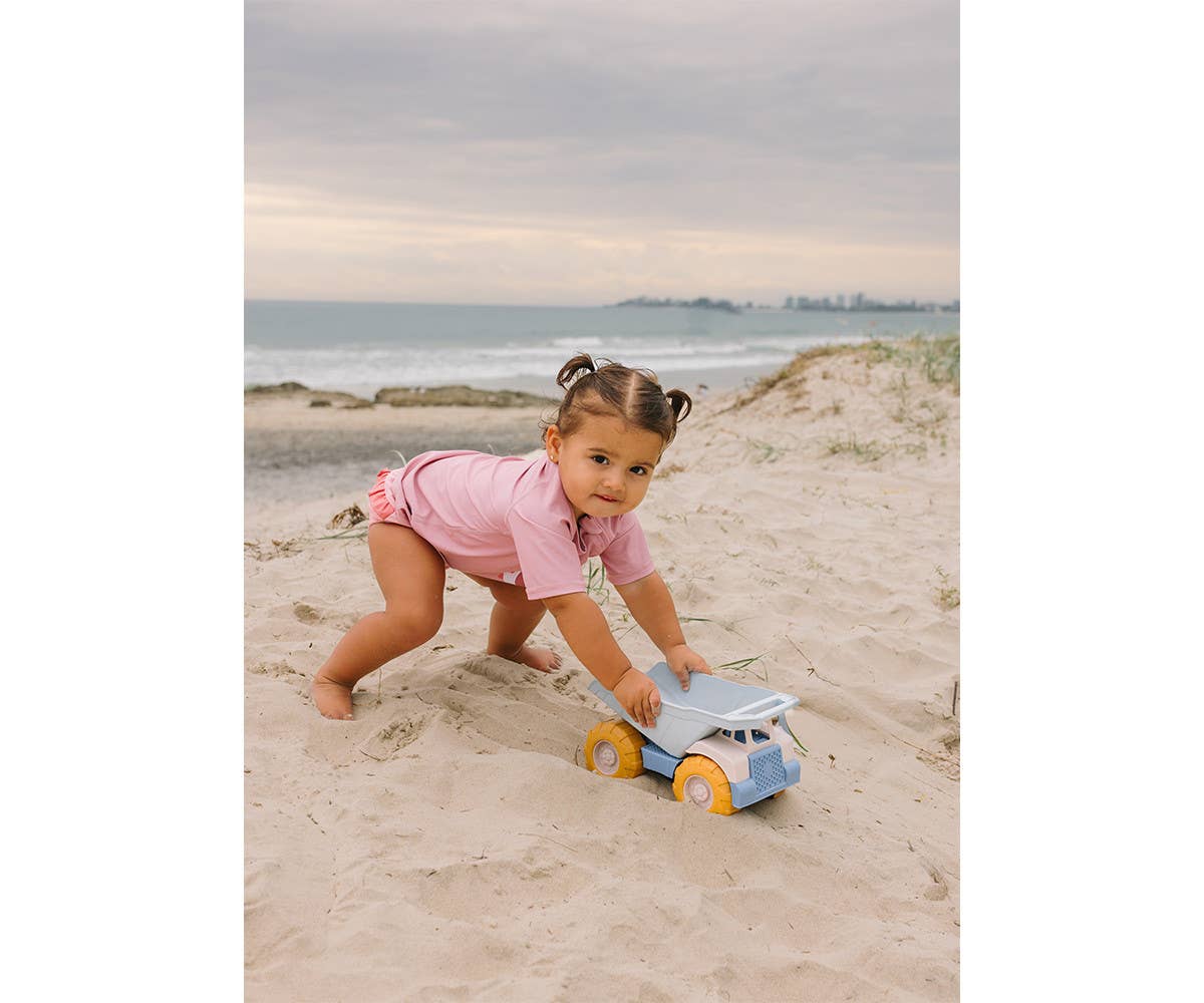 Camion Benne Bleu Monnëka avec benne basculante et roues mobiles pour enfants dès 6 mois, idéal pour jouer dans le sable et à la plage.