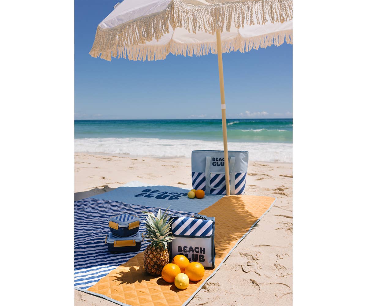 Couverture Pique-Nique Stripes Blues & Beyond Monnëka imperméable et anti-sable avec sangle de transport pour plage et pique-nique.