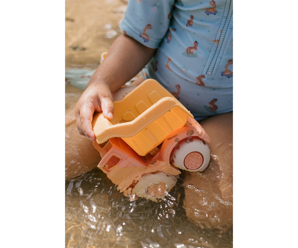 Set de Jouets Pearl Beach  de Monnëka avec seau, pelle, camion et accessoires de sable pour enfants dès 6 mois.