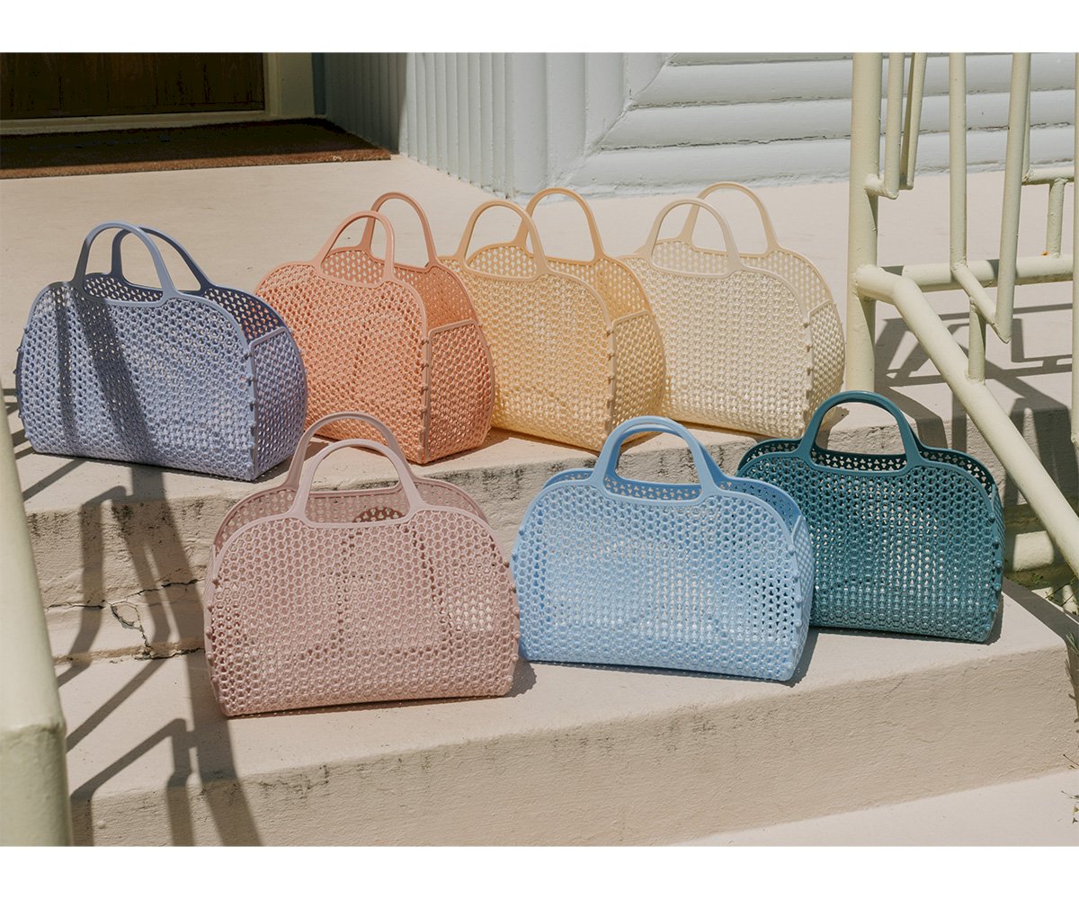 Panier Rétro Vintage Mellow Yellow Monnëka en plastique recyclable avec filet intégré, idéal pour la plage, la piscine et les sorties estivales.
