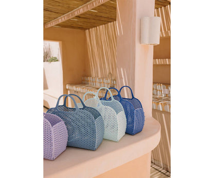 Panier Rétro Vintage Breeze Monnëka en plastique recyclable avec filet intégré, idéal pour la plage, la piscine et les sorties estivales.