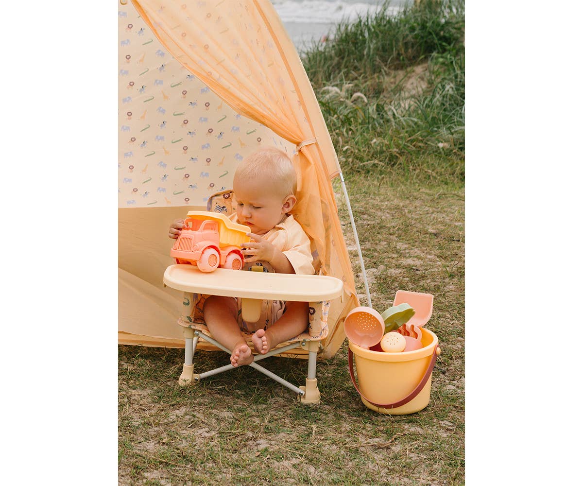 Set de Jouets de Plage Wild Animals Monnëka avec seau, pelle, camion et moules à sable pour enfants dès 6 mois.
