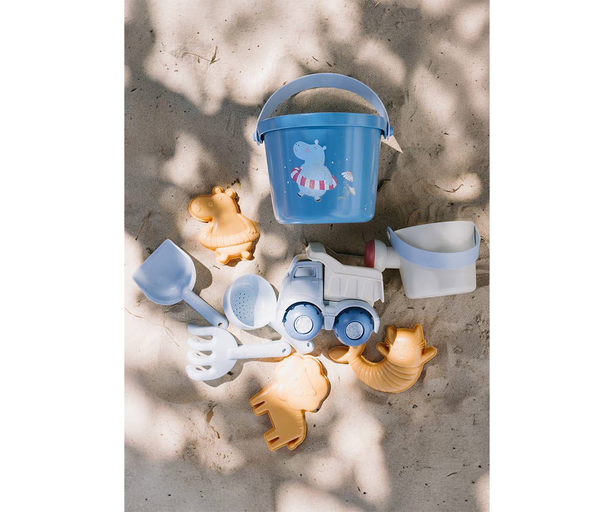 Set de Jouets de Plage Hippos Monnëka avec seau, pelle, camion et accessoires de sable pour enfants dès 6 mois.