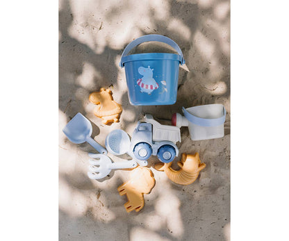 Set de Jouets de Plage Hippos Monnëka avec seau, pelle, camion et accessoires de sable pour enfants dès 6 mois.