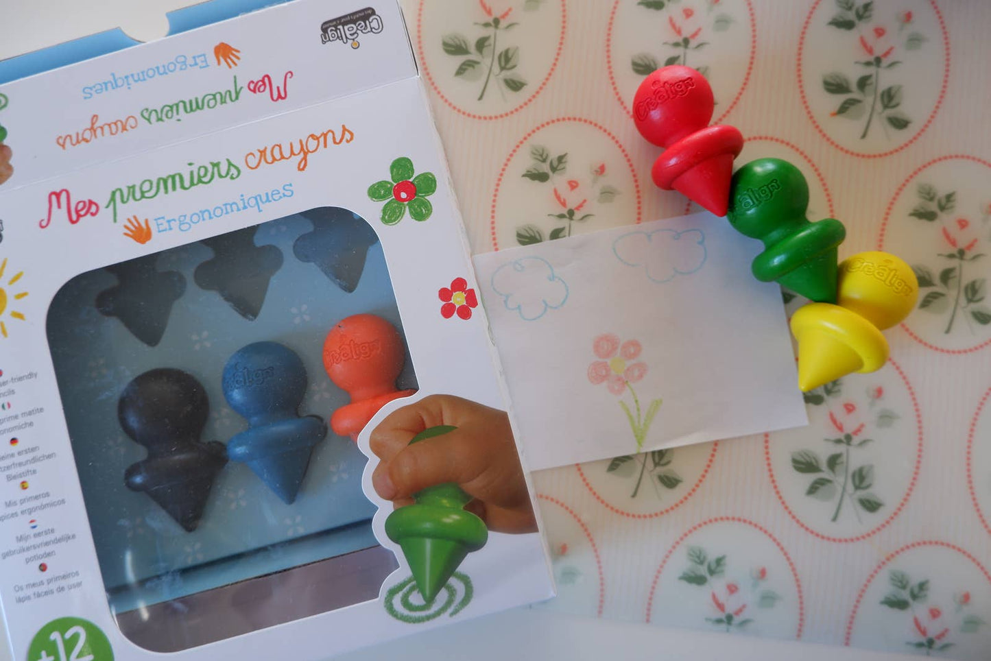 Boîte Mes Premiers Crayons CréaLign’ avec 6 crayons de cire ergonomiques lavables pour enfants dès 1 an.