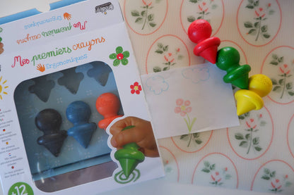 Boîte Mes Premiers Crayons CréaLign’ avec 6 crayons de cire ergonomiques lavables pour enfants dès 1 an.