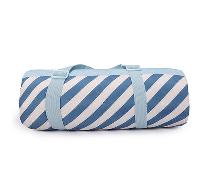 Couverture Pique-Nique Stripes Blues & Beyond Monnëka imperméable et anti-sable avec sangle de transport pour plage et pique-nique.