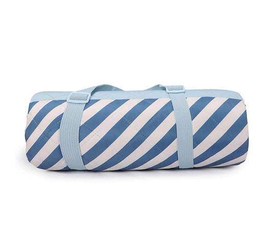 Couverture Pique-Nique Stripes Blues & Beyond Monnëka imperméable et anti-sable avec sangle de transport pour plage et pique-nique.