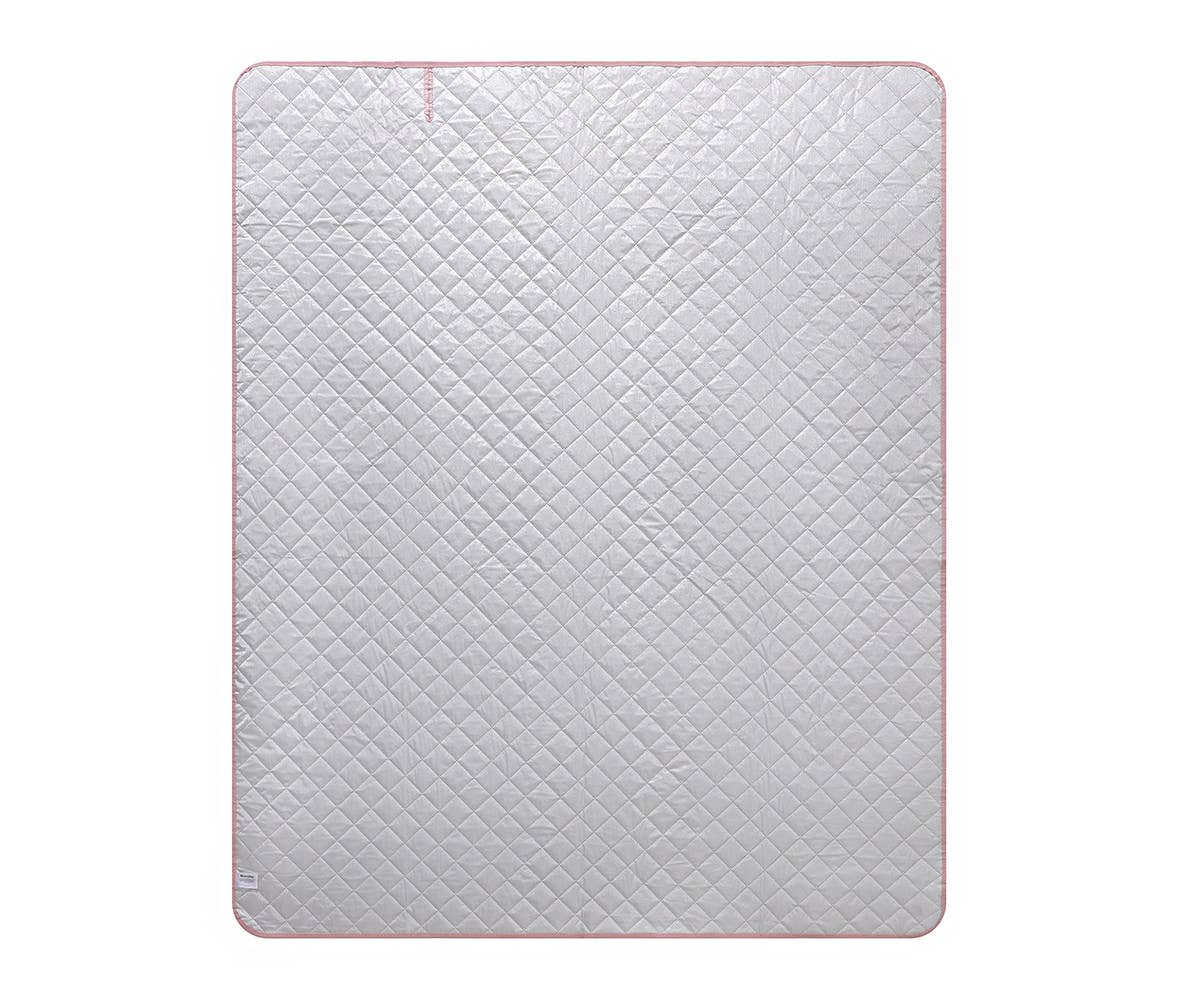Couverture Pique-Nique Stripes Bloom & Blush Monnëka imperméable et anti-sable avec sangle de transport pour plage et pique-nique.