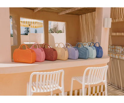 Panier Rétro Vintage Cherry Monnëka en plastique recyclable avec filet intégré, idéal pour la plage, la piscine et les sorties estivales.