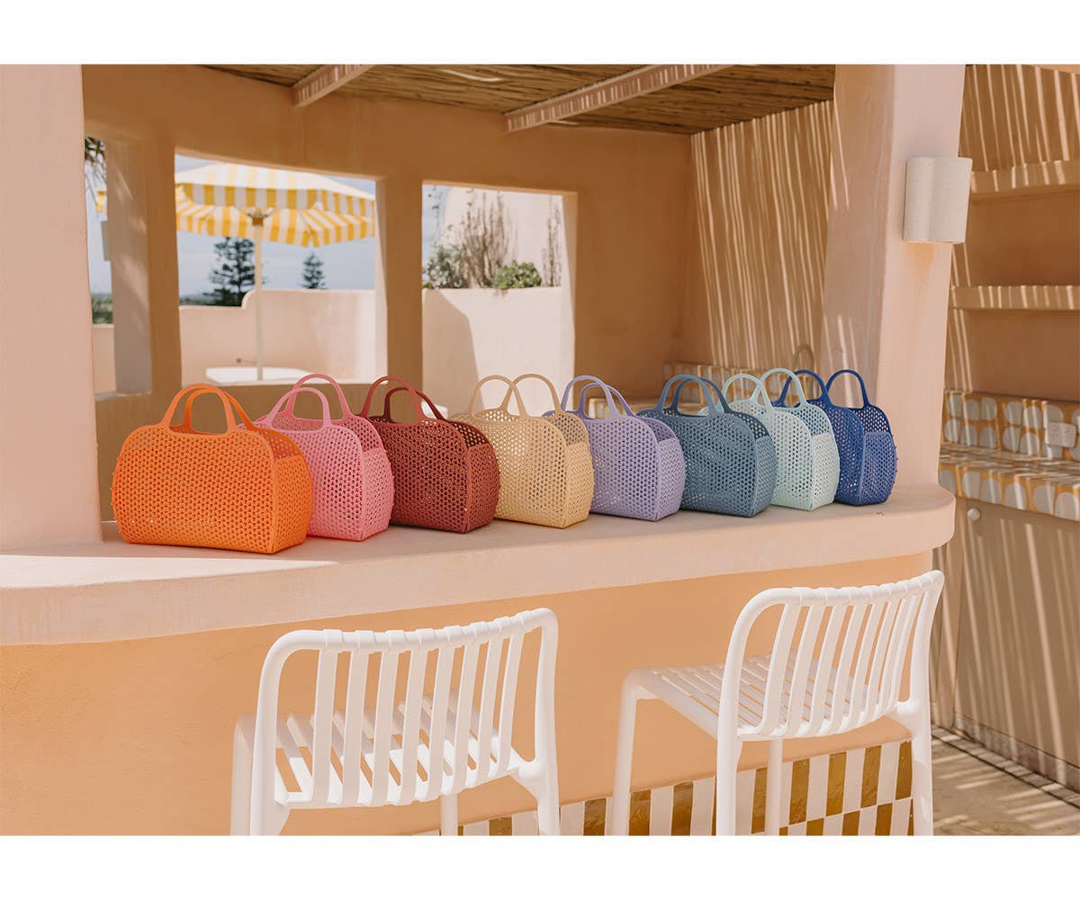Panier Rétro Vintage Breeze Monnëka en plastique recyclable avec filet intégré, idéal pour la plage, la piscine et les sorties estivales.