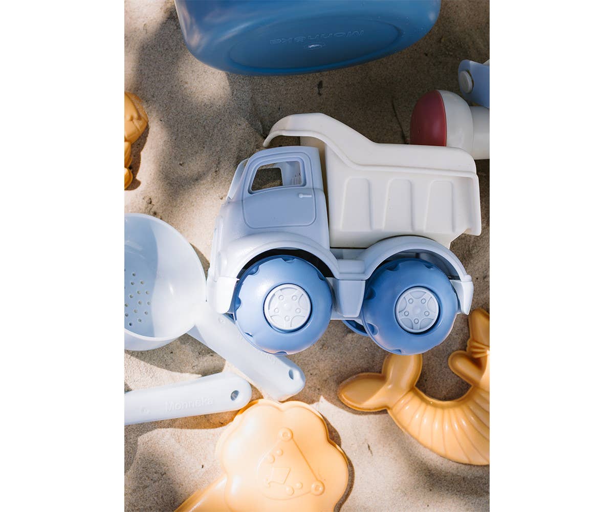 Set de Jouets de Plage Hippos Monnëka avec seau, pelle, camion et accessoires de sable pour enfants dès 6 mois.