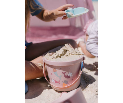 Set de Jouets de Plage Mermaid Cats Monnëka avec seau, pelle, camion et accessoires de sable pour enfants dès 6 mois.