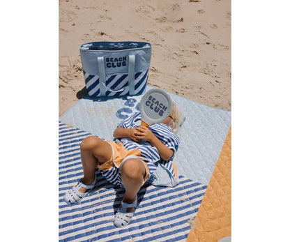 Couverture Pique-Nique Stripes Blues & Beyond Monnëka imperméable et anti-sable avec sangle de transport pour plage et pique-nique.