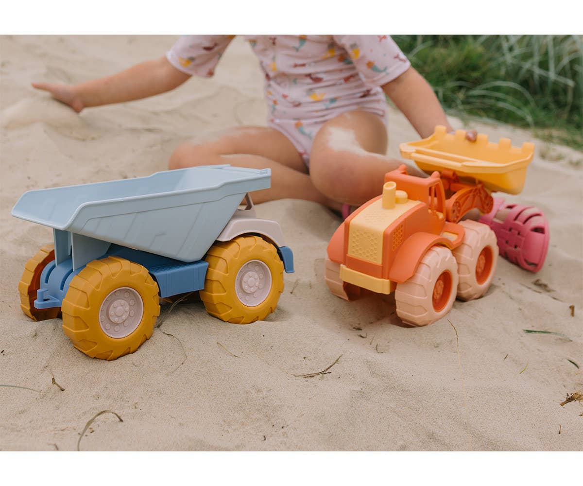 Camion Benne Bleu Monnëka avec benne basculante et roues mobiles pour enfants dès 6 mois, idéal pour jouer dans le sable et à la plage.