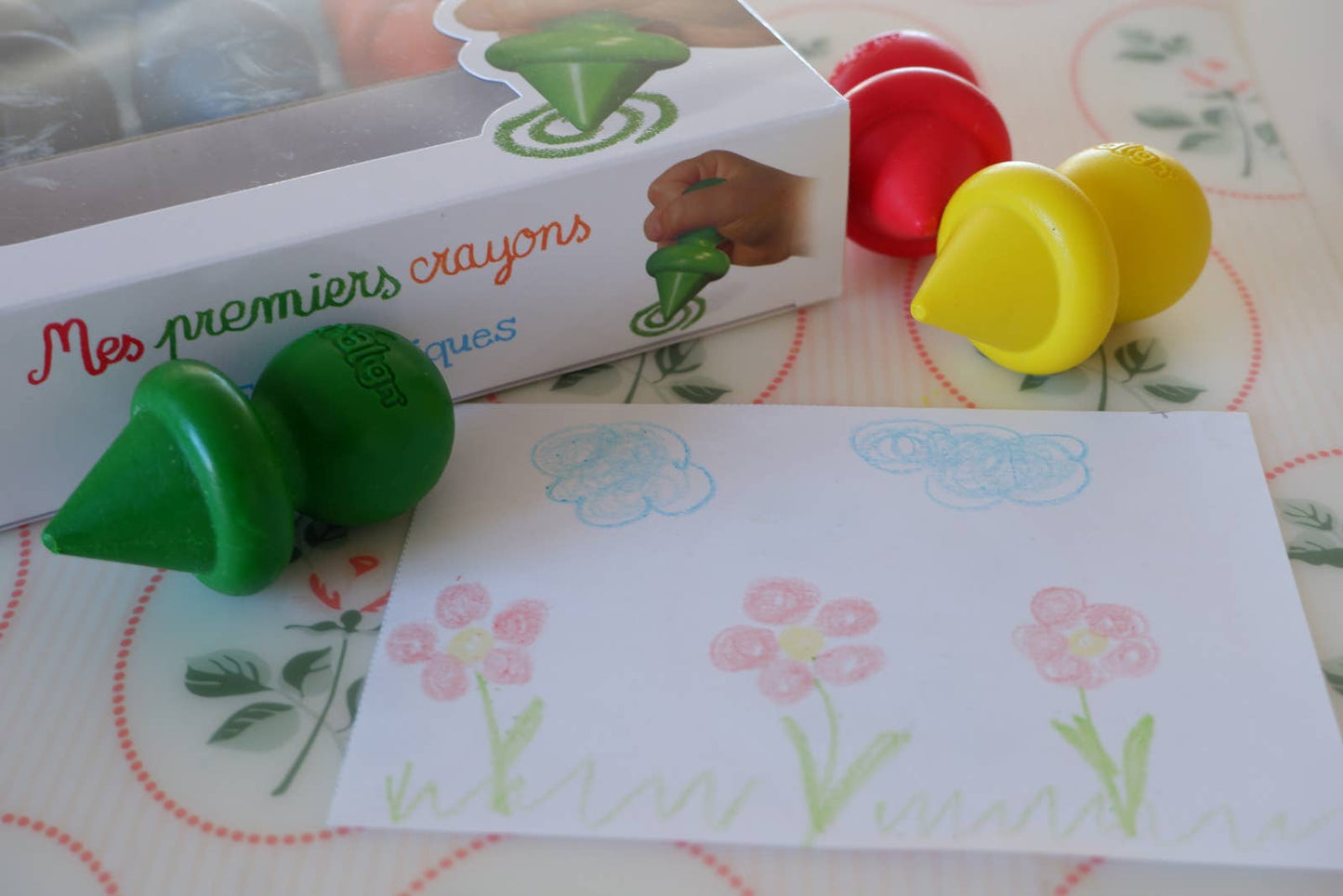 Boîte Mes Premiers Crayons CréaLign’ avec 6 crayons de cire ergonomiques lavables pour enfants dès 1 an.