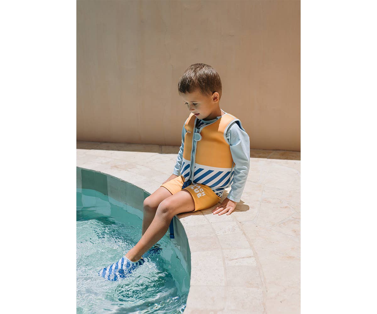 Gilet de natation Stripes Blues & Beyond Monnëka pour enfant avec flotteurs intégrés et fermeture sécurisée pour apprendre à nager.