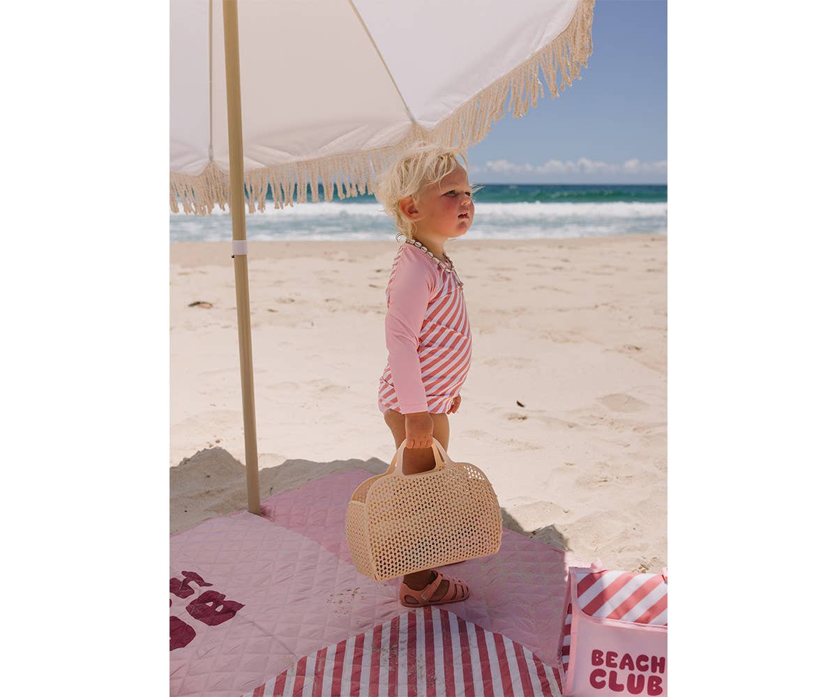 Panier Rétro Vintage Cherry Monnëka en plastique recyclable avec filet intégré, idéal pour la plage, la piscine et les sorties estivales.